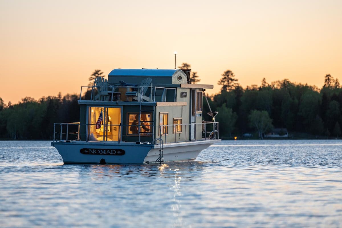 Houseboat NOMAD on Lake Pemaquid