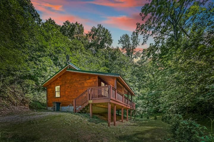 Smoky Mountains Honeymoon Cabin — Dog Friendly