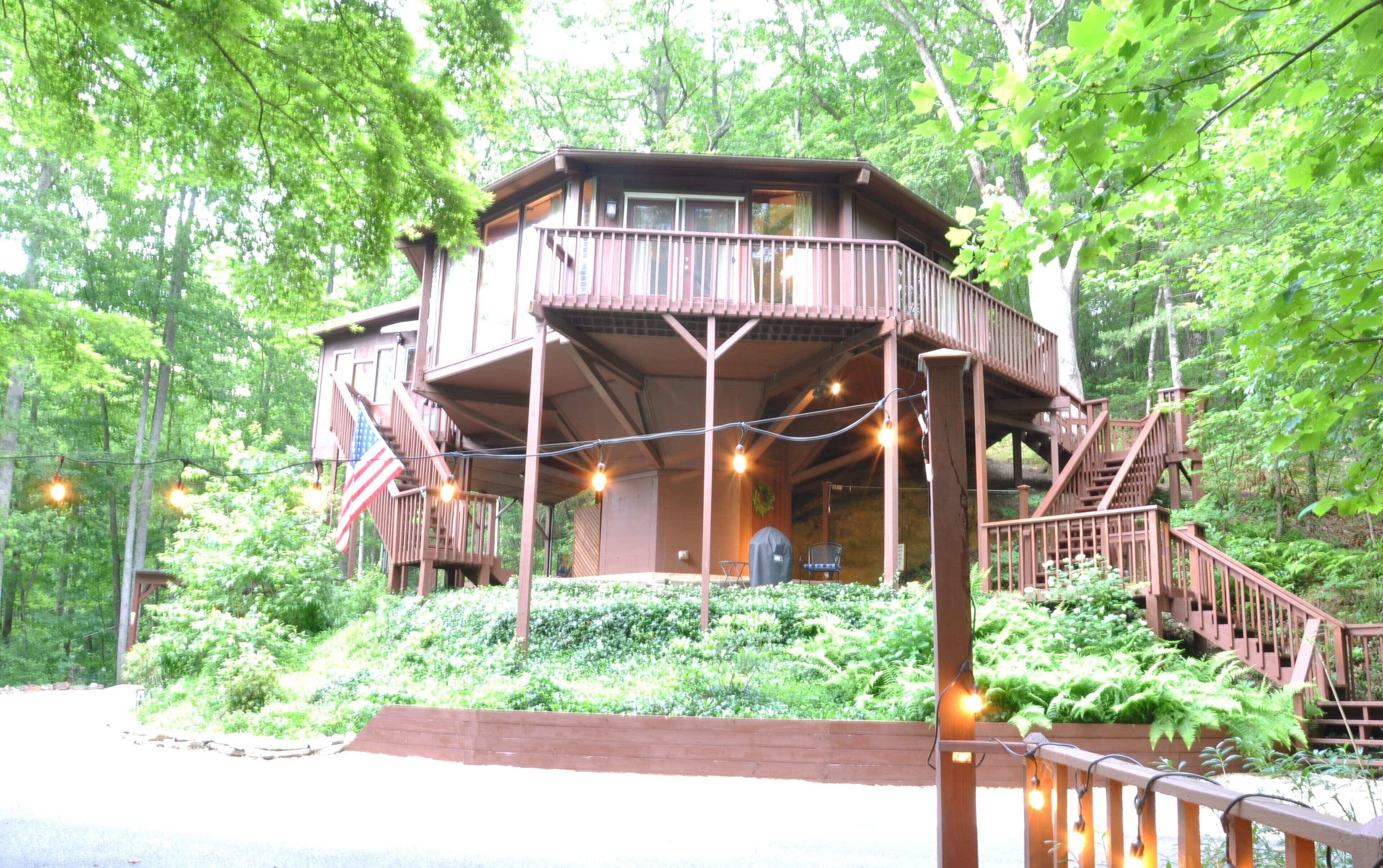 Treehouse near the Great Smoky Mountains