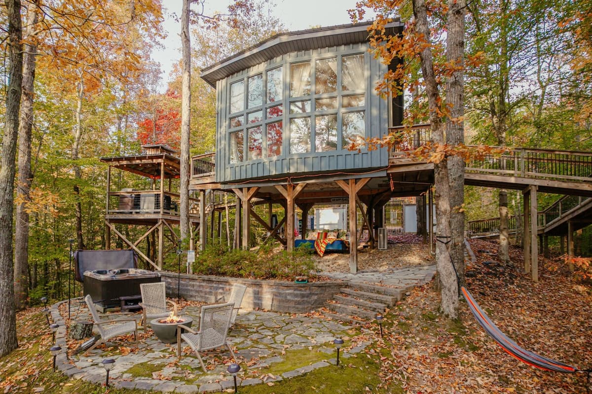 Romantic Treehouse — Sauna, Hot Tub & Fire Pits